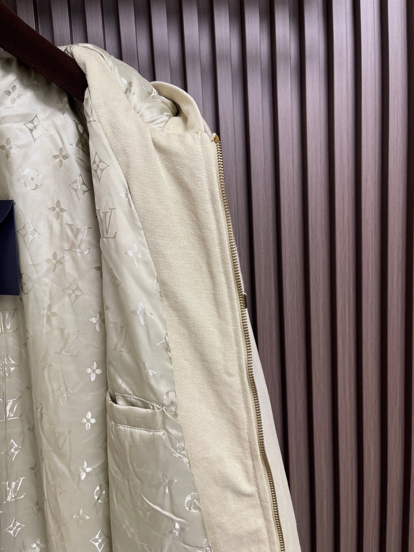 🛒🛒LV 2026FW字母花卉折线刺绣连帽牛仔外套，受日本传统启发的Monogram Sashiko刺绣赋予了手工口音，