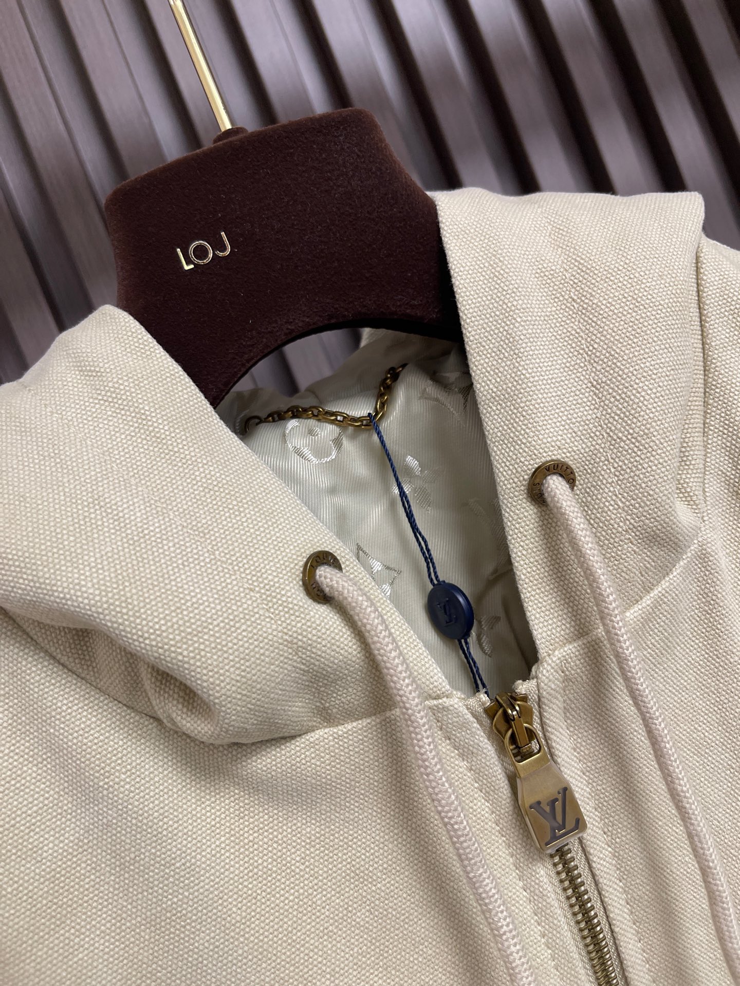 🛒🛒LV 2026FW字母花卉折线刺绣连帽牛仔外套，受日本传统启发的Monogram Sashiko刺绣赋予了手工口音，