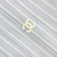 🛒🛒Chanel 刺绣条纹长袖衬衫,岚雾浅蓝循序铺展,素白竖纹交织细碎星点。将星河织纹与世家经典符号隐于日常,呈现不事张 🛒🛒Chanel 刺绣条纹长袖衬衫,岚雾浅蓝循序铺展,素白竖纹交织细碎星点。将星河织纹与世家经典符号隐于日常,呈现不事张