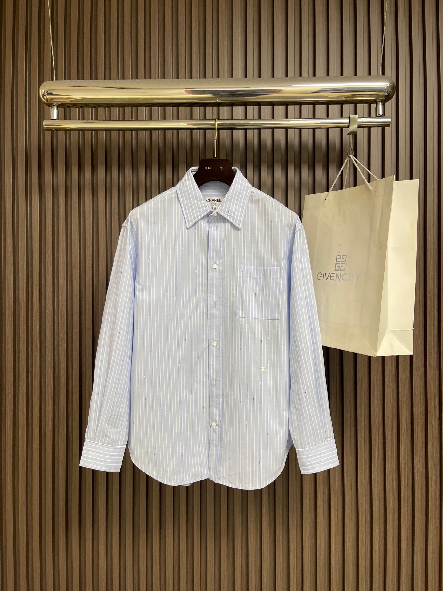 🛒🛒Chanel 刺绣条纹长袖衬衫，岚雾浅蓝循序铺展，素白竖纹交织细碎星点。将星河织纹与世家经典符号隐于日常，呈现不事张