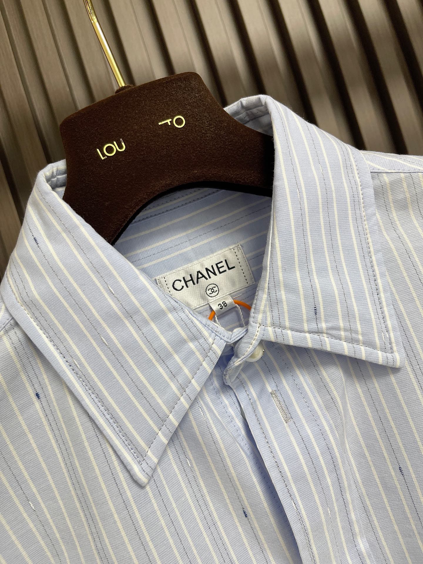 🛒🛒Chanel 刺绣条纹长袖衬衫,岚雾浅蓝循序铺展,素白竖纹交织细碎星点。将星河织纹与世家经典符号隐于日常,呈现不事张 🛒🛒Chanel 刺绣条纹长袖衬衫,岚雾浅蓝循序铺展,素白竖纹交织细碎星点。将星河织纹与世家经典符号隐于日常,呈现不事张