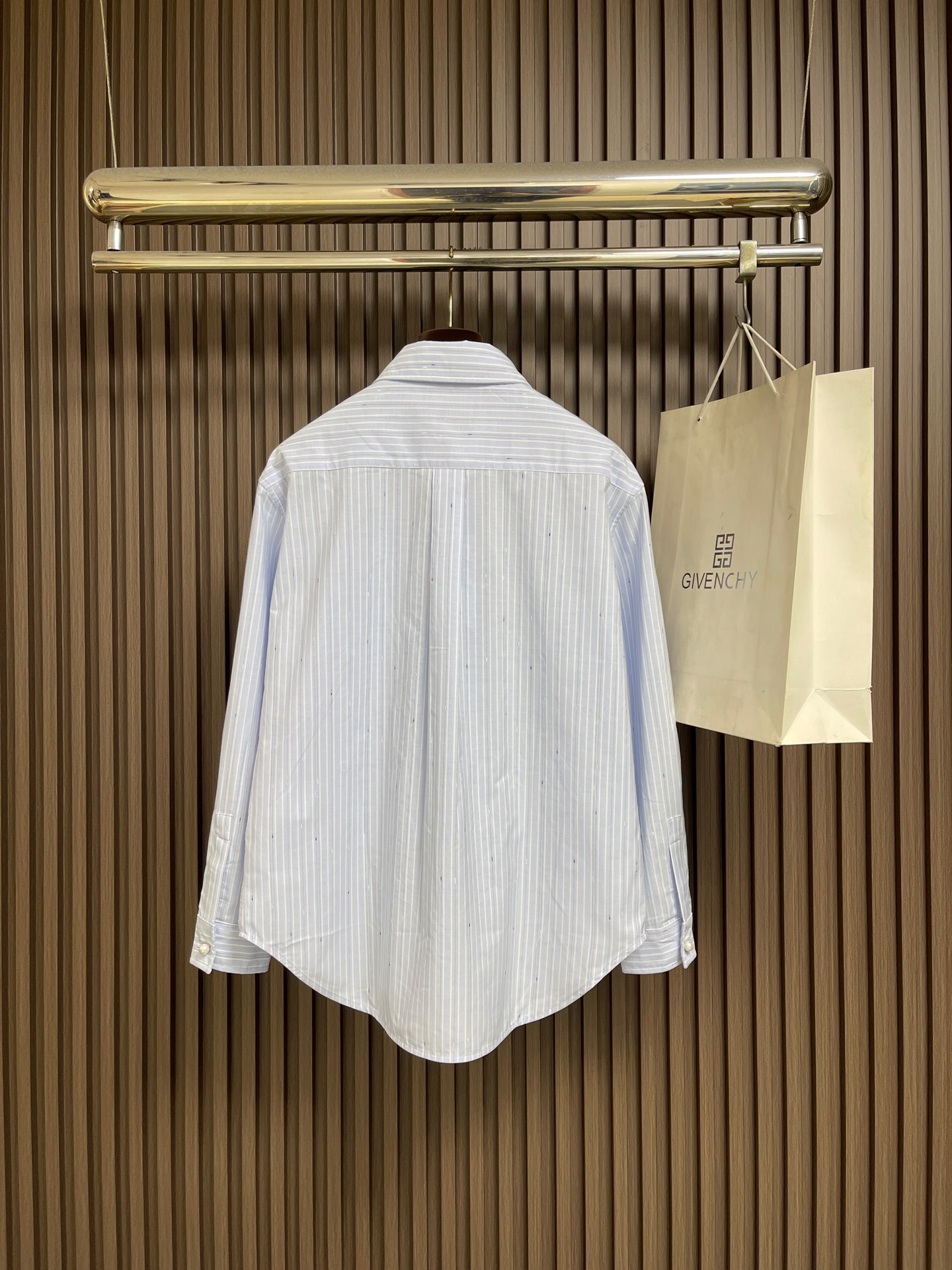🛒🛒Chanel 刺绣条纹长袖衬衫,岚雾浅蓝循序铺展,素白竖纹交织细碎星点。将星河织纹与世家经典符号隐于日常,呈现不事张 🛒🛒Chanel 刺绣条纹长袖衬衫,岚雾浅蓝循序铺展,素白竖纹交织细碎星点。将星河织纹与世家经典符号隐于日常,呈现不事张