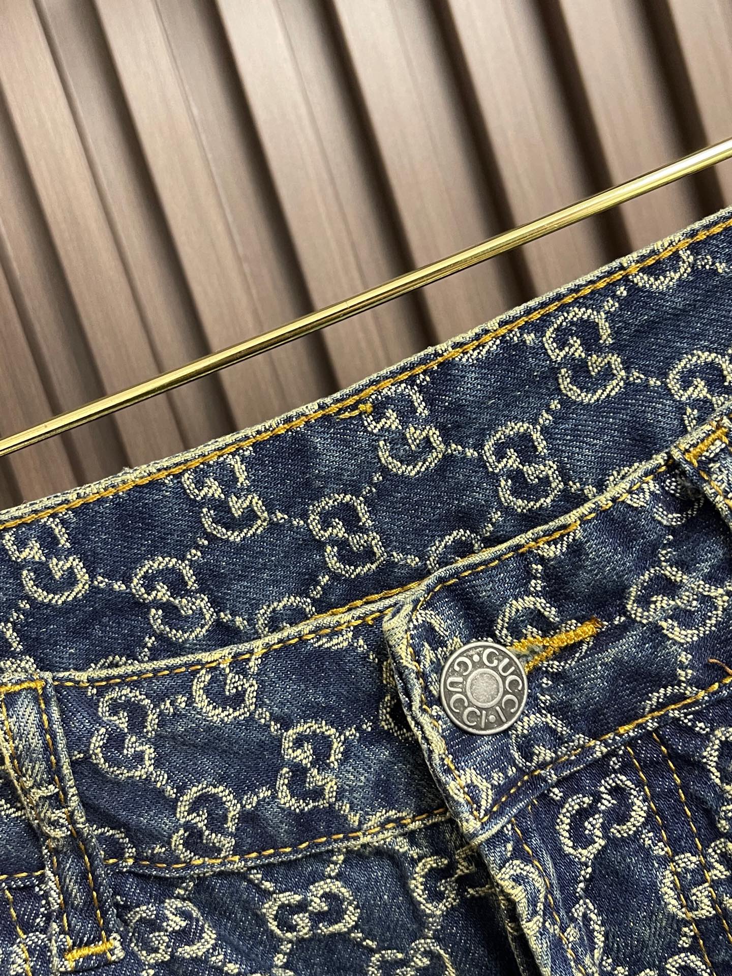 🛒🛒Gucci 双G提花牛仔裤，这款提花牛仔裤选用重磅牛仔面料，布面采用满幅老花提花织造工艺，提花纹理排布均匀规整，复古
