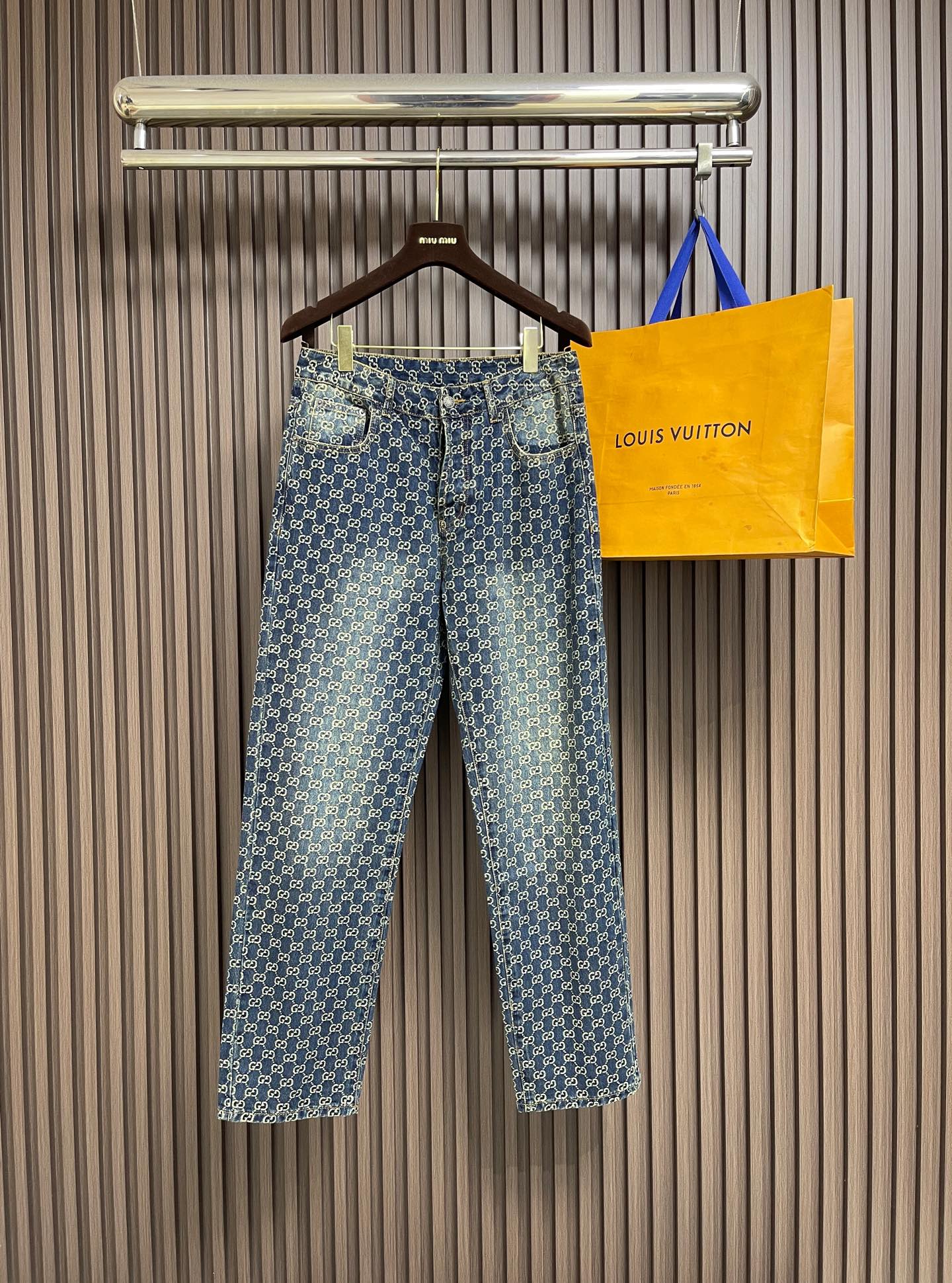 🛒🛒Gucci 双G提花牛仔裤，这款提花牛仔裤选用重磅牛仔面料，布面采用满幅老花提花织造工艺，提花纹理排布均匀规整，复古