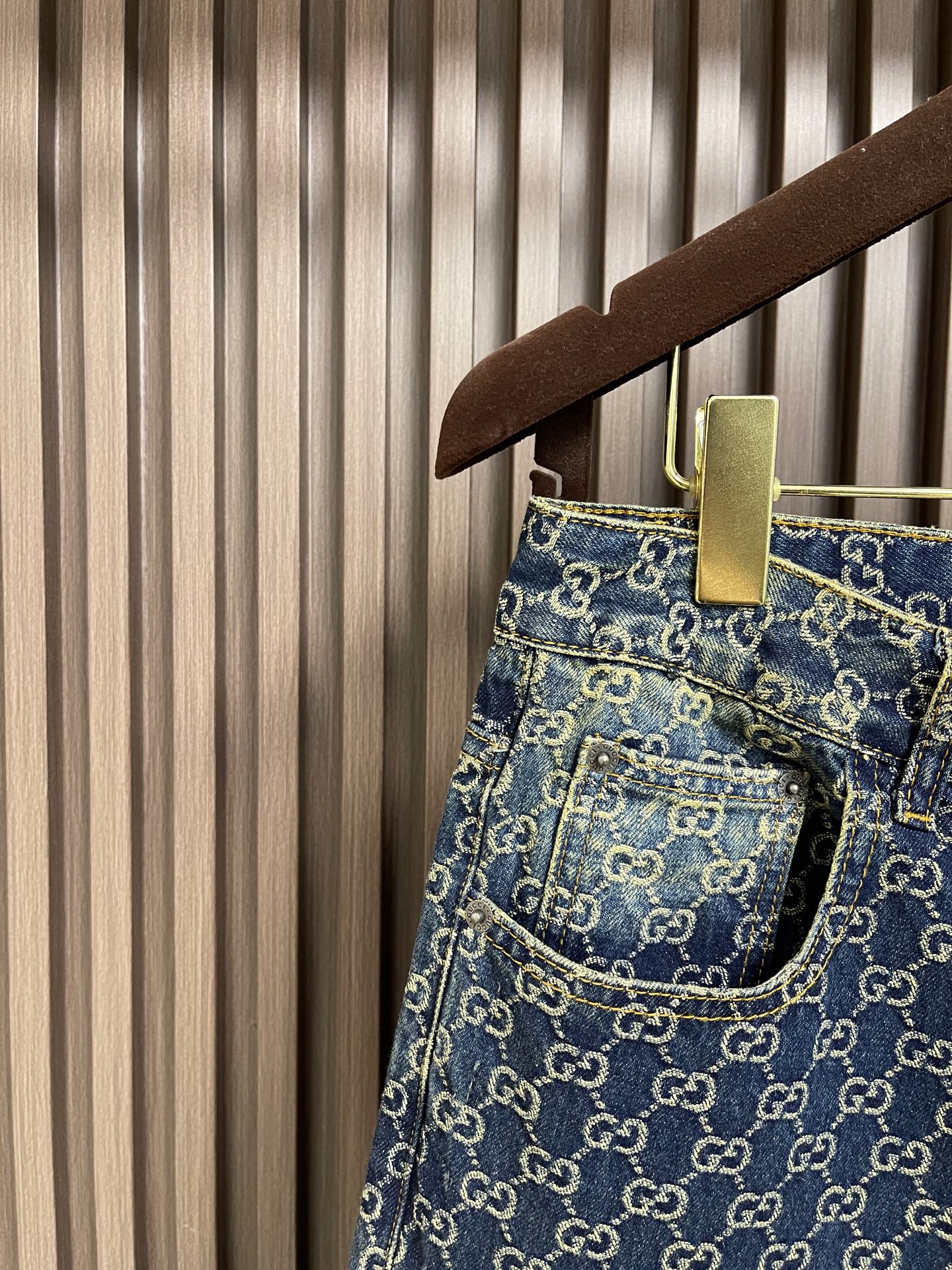 🛒🛒Gucci 双G提花牛仔裤，这款提花牛仔裤选用重磅牛仔面料，布面采用满幅老花提花织造工艺，提花纹理排布均匀规整，复古