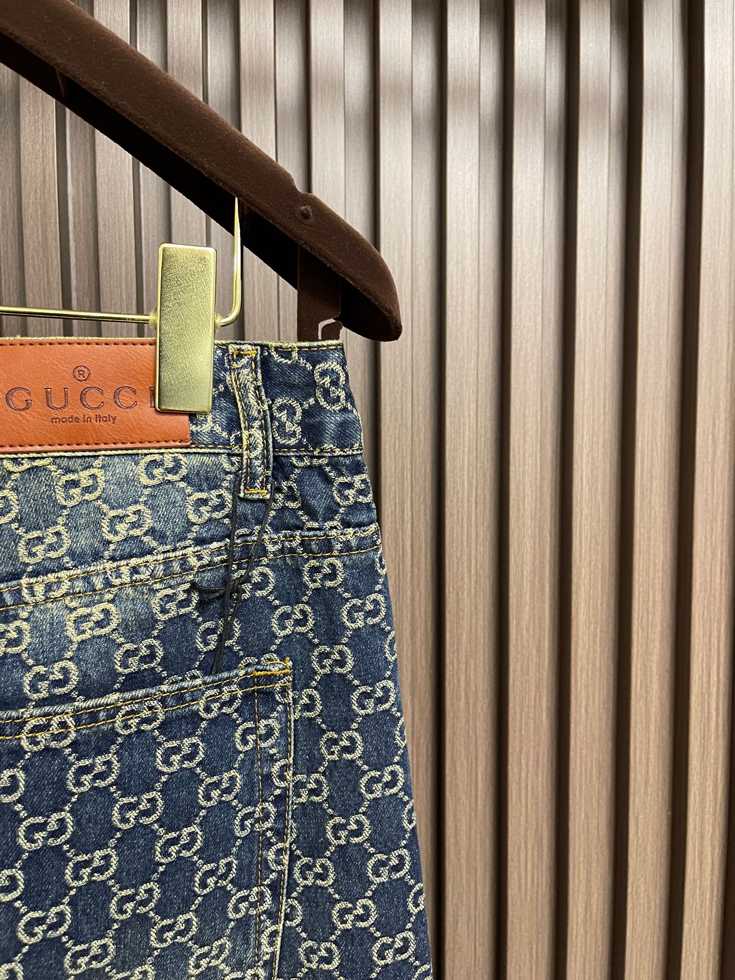 🛒🛒Gucci 双G提花牛仔裤，这款提花牛仔裤选用重磅牛仔面料，布面采用满幅老花提花织造工艺，提花纹理排布均匀规整，复古