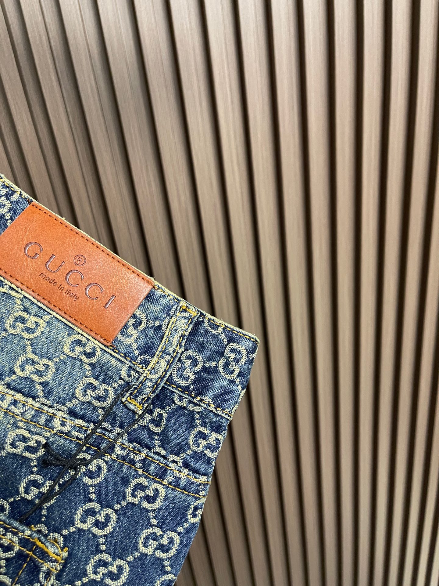 🛒🛒Gucci 双G提花牛仔裤，这款提花牛仔裤选用重磅牛仔面料，布面采用满幅老花提花织造工艺，提花纹理排布均匀规整，复古