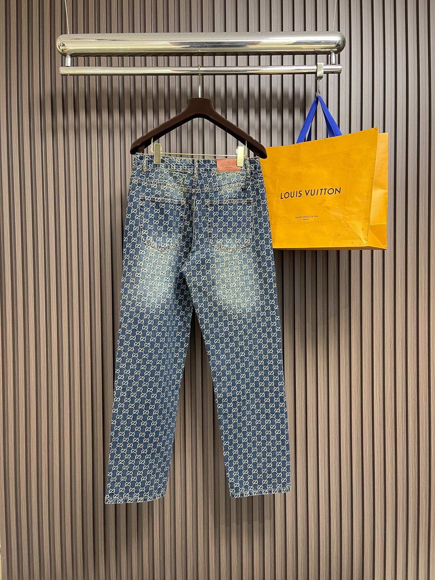 🛒🛒Gucci 双G提花牛仔裤，这款提花牛仔裤选用重磅牛仔面料，布面采用满幅老花提花织造工艺，提花纹理排布均匀规整，复古