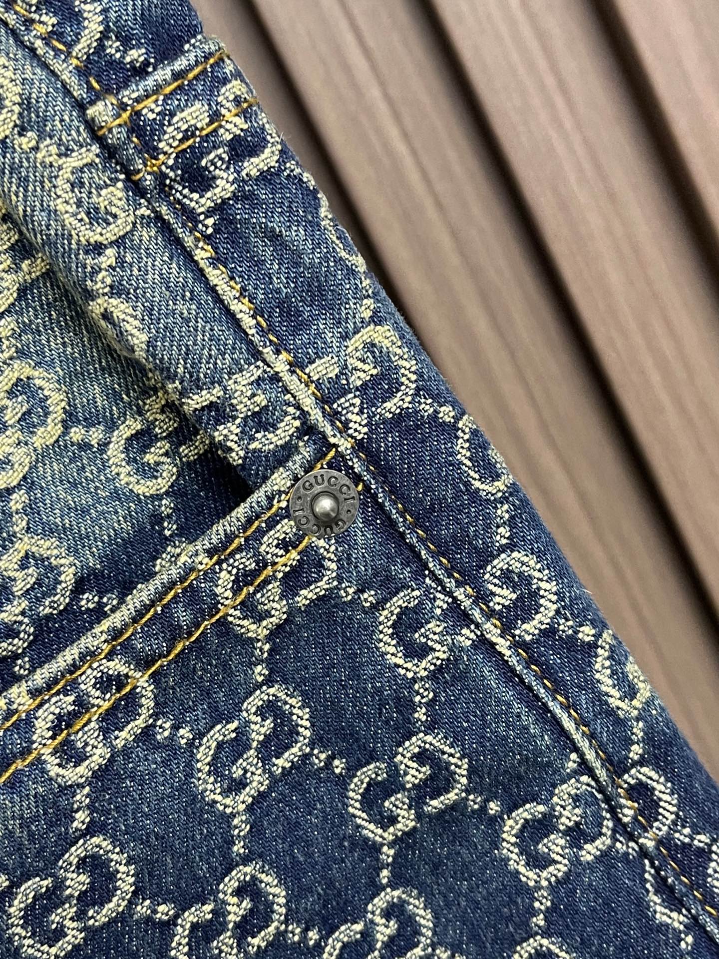🛒🛒Gucci 双G提花牛仔裤，这款提花牛仔裤选用重磅牛仔面料，布面采用满幅老花提花织造工艺，提花纹理排布均匀规整，复古