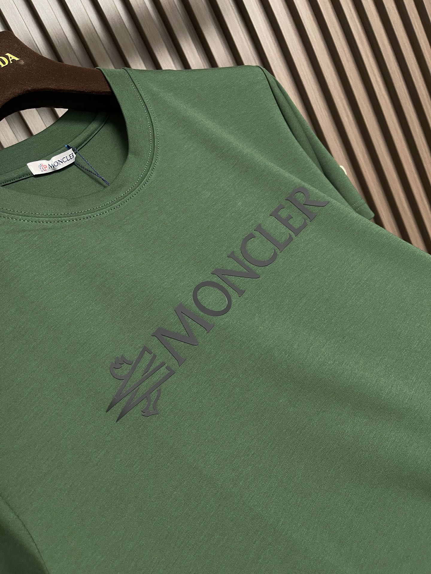 🛒🛒MONCLER 2026ss春夏新款短袖T恤,面料采用新疆长绒棉,纤维长度和强度远超普通棉,面料抗起球、抗拉伸,且透 🛒🛒MONCLER 2026ss春夏新款短袖T恤,面料采用新疆长绒棉,纤维长度和强度远超普通棉,面料抗起球、抗拉伸,且透
