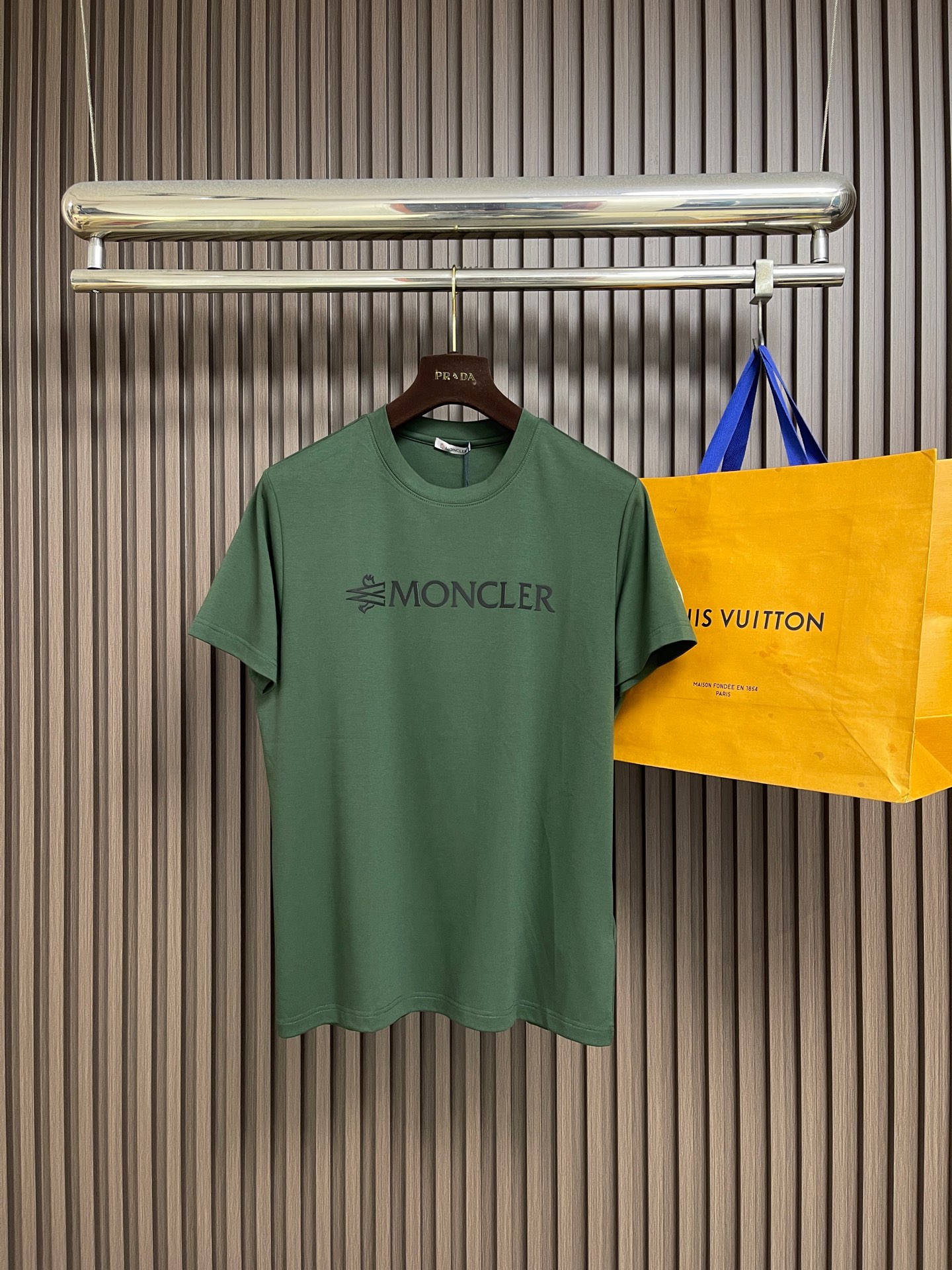 🛒🛒MONCLER 2026ss春夏新款短袖T恤，面料采用新疆长绒棉，纤维长度和强度远超普通棉，面料抗起球、抗拉伸，且透