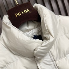 🛒🛒Prada 2026SS早秋新款珩缝立领夹棉外套,高端大气上档次,设计时尚简约,原版进口五金纽扣袋,原版面料,保暖有 🛒🛒Prada 2026SS早秋新款珩缝立领夹棉外套,高端大气上档次,设计时尚简约,原版进口五金纽扣袋,原版面料,保暖有