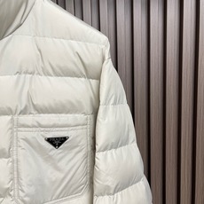 🛒🛒Prada 2026SS早秋新款珩缝立领夹棉外套,高端大气上档次,设计时尚简约,原版进口五金纽扣袋,原版面料,保暖有 🛒🛒Prada 2026SS早秋新款珩缝立领夹棉外套,高端大气上档次,设计时尚简约,原版进口五金纽扣袋,原版面料,保暖有