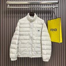 🛒🛒Prada 2026SS早秋新款珩缝立领夹棉外套,高端大气上档次,设计时尚简约,原版进口五金纽扣袋,原版面料,保暖有 🛒🛒Prada 2026SS早秋新款珩缝立领夹棉外套,高端大气上档次,设计时尚简约,原版进口五金纽扣袋,原版面料,保暖有