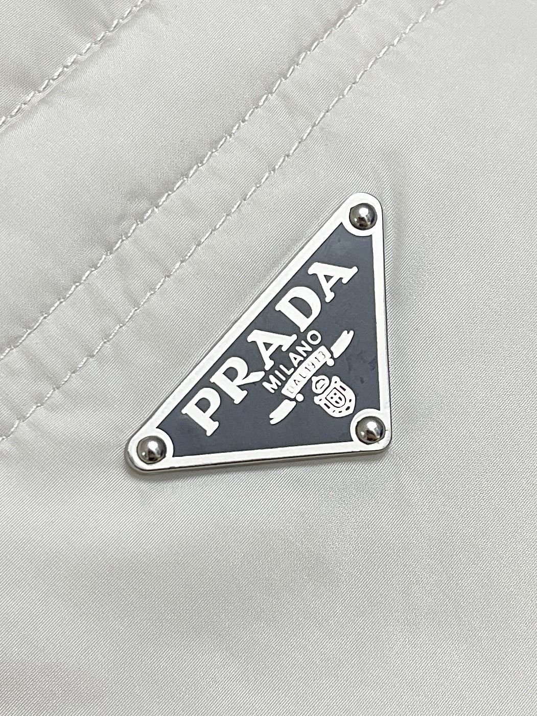 🛒🛒Prada 2026SS早秋新款珩缝立领夹棉外套,高端大气上档次,设计时尚简约,原版进口五金纽扣袋,原版面料,保暖有 🛒🛒Prada 2026SS早秋新款珩缝立领夹棉外套,高端大气上档次,设计时尚简约,原版进口五金纽扣袋,原版面料,保暖有