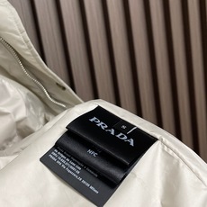 🛒🛒Prada 2026SS早秋新款珩缝立领夹棉外套,高端大气上档次,设计时尚简约,原版进口五金纽扣袋,原版面料,保暖有 🛒🛒Prada 2026SS早秋新款珩缝立领夹棉外套,高端大气上档次,设计时尚简约,原版进口五金纽扣袋,原版面料,保暖有