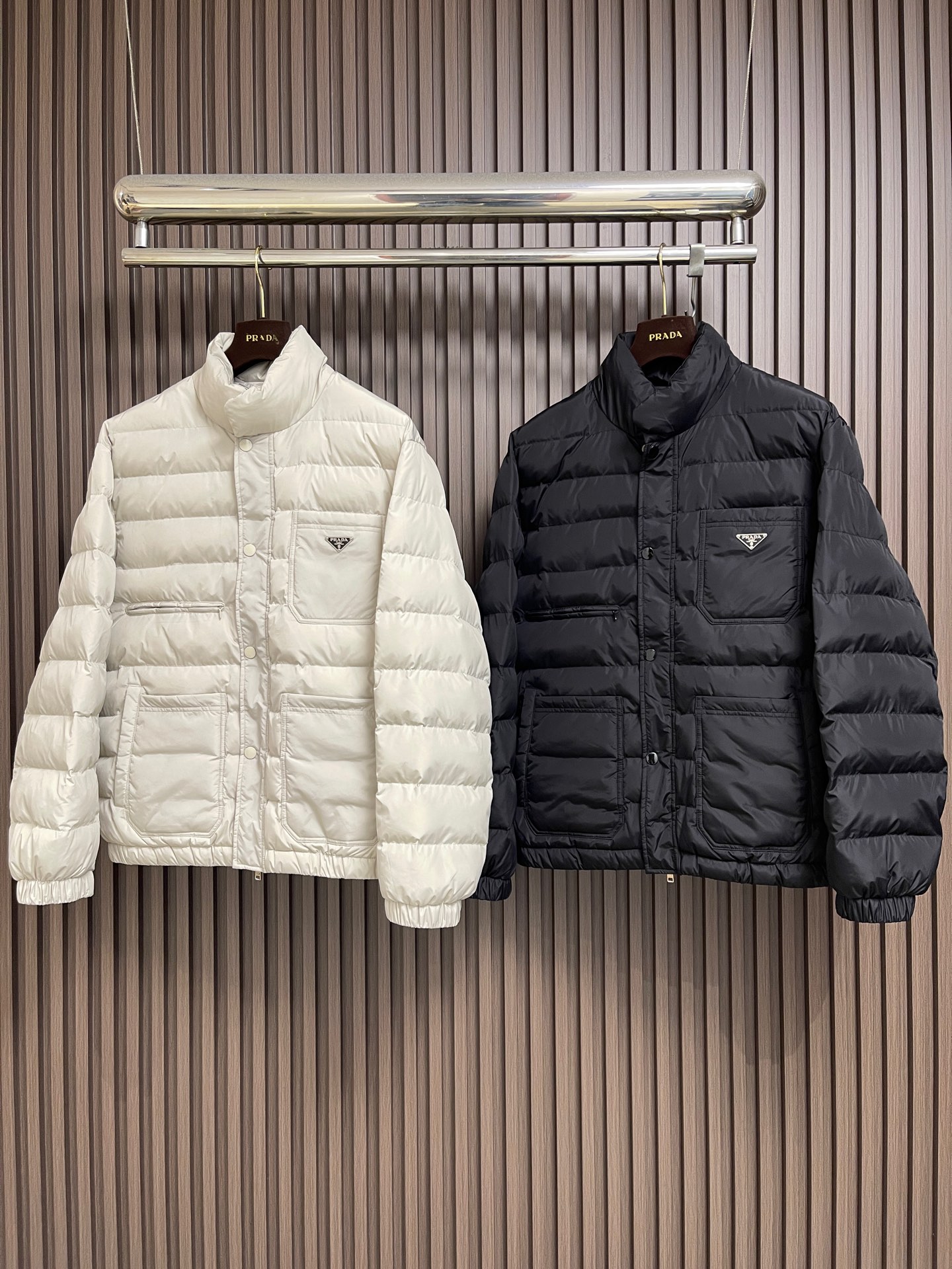 🛒🛒Prada 2026SS早秋新款珩缝立领夹棉外套,高端大气上档次,设计时尚简约,原版进口五金纽扣袋,原版面料,保暖有 🛒🛒Prada 2026SS早秋新款珩缝立领夹棉外套,高端大气上档次,设计时尚简约,原版进口五金纽扣袋,原版面料,保暖有