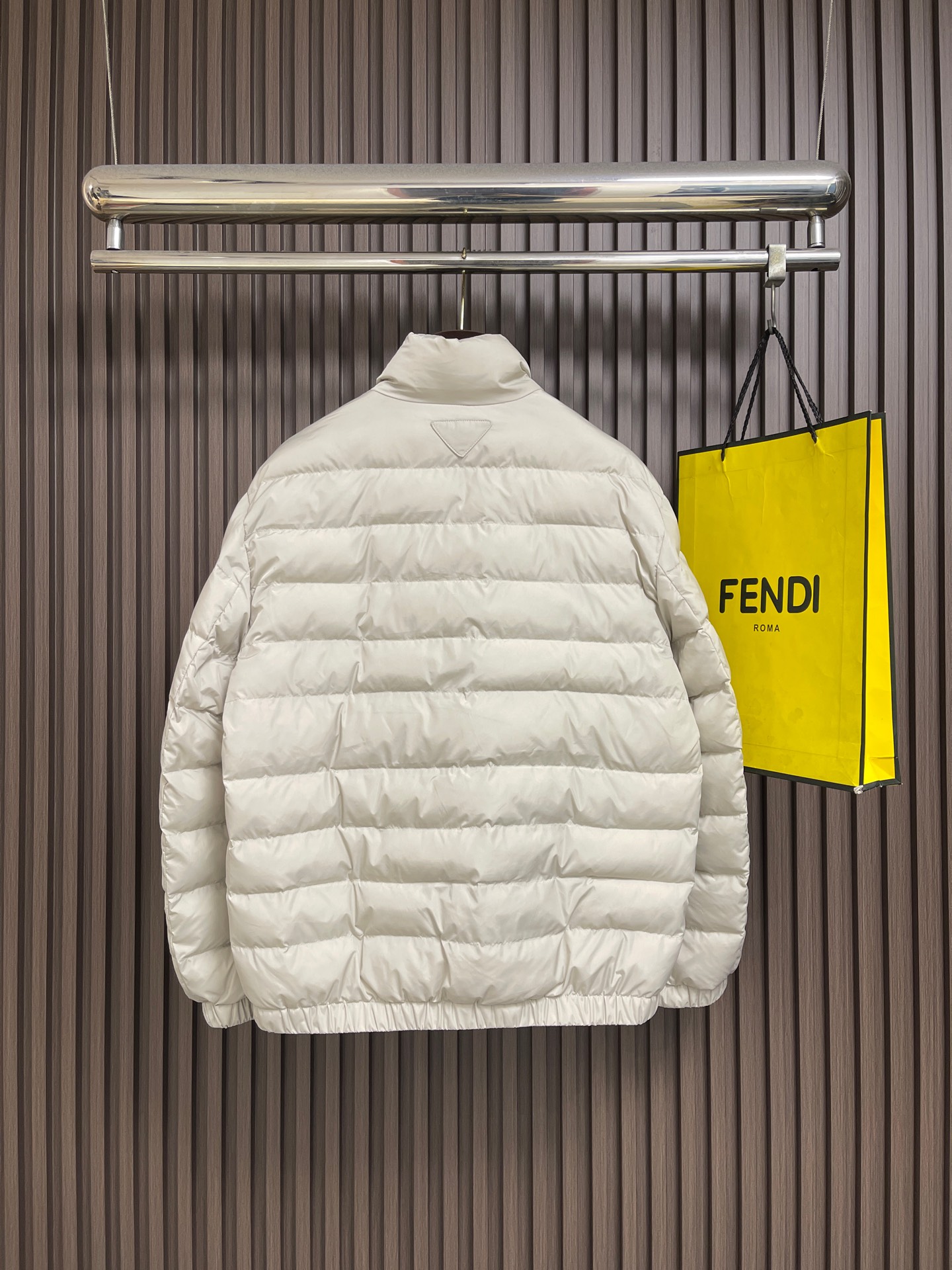 🛒🛒Prada 2026SS早秋新款珩缝立领夹棉外套,高端大气上档次,设计时尚简约,原版进口五金纽扣袋,原版面料,保暖有 🛒🛒Prada 2026SS早秋新款珩缝立领夹棉外套,高端大气上档次,设计时尚简约,原版进口五金纽扣袋,原版面料,保暖有