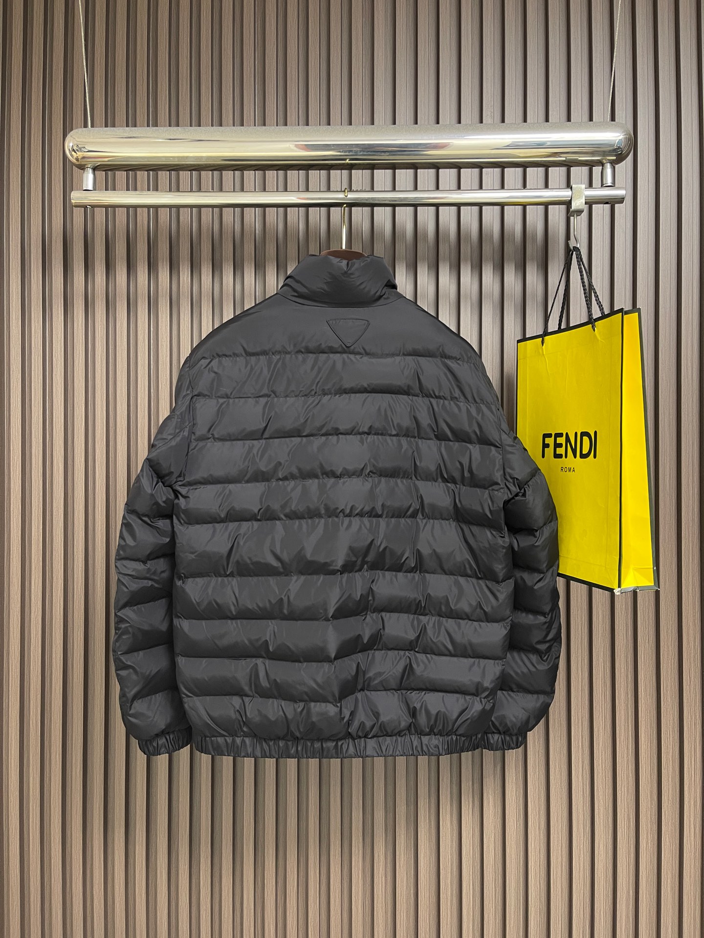 🛒🛒Prada 2026SS早秋新款珩缝立领夹棉外套，高端大气上档次，设计时尚简约，原版进口五金纽扣袋，原版面料，保暖有