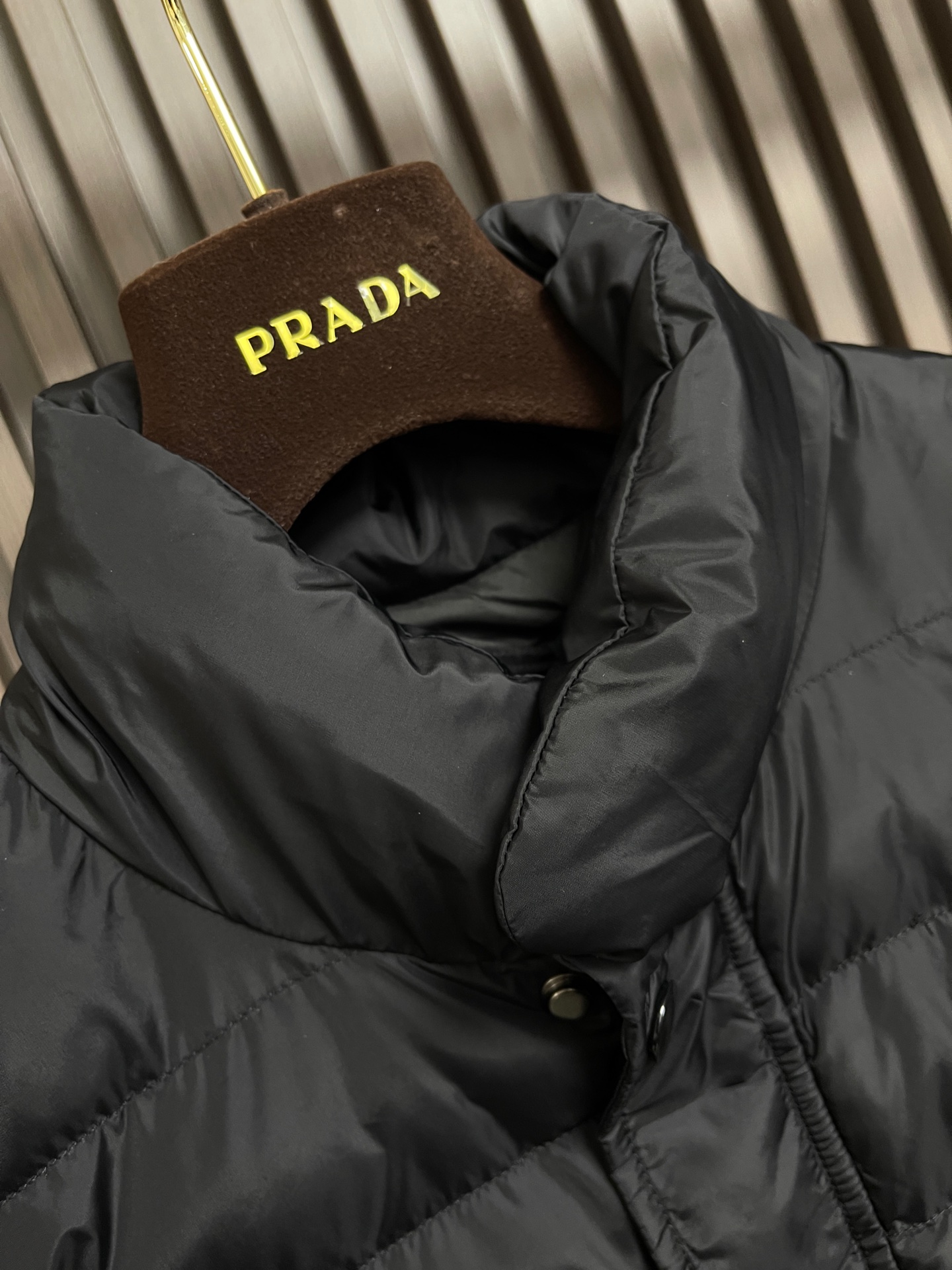 🛒🛒Prada 2026SS早秋新款珩缝立领夹棉外套，高端大气上档次，设计时尚简约，原版进口五金纽扣袋，原版面料，保暖有