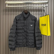 🛒🛒Prada 2026SS早秋新款珩缝立领夹棉外套,高端大气上档次,设计时尚简约,原版进口五金纽扣袋,原版面料,保暖有 🛒🛒Prada 2026SS早秋新款珩缝立领夹棉外套,高端大气上档次,设计时尚简约,原版进口五金纽扣袋,原版面料,保暖有