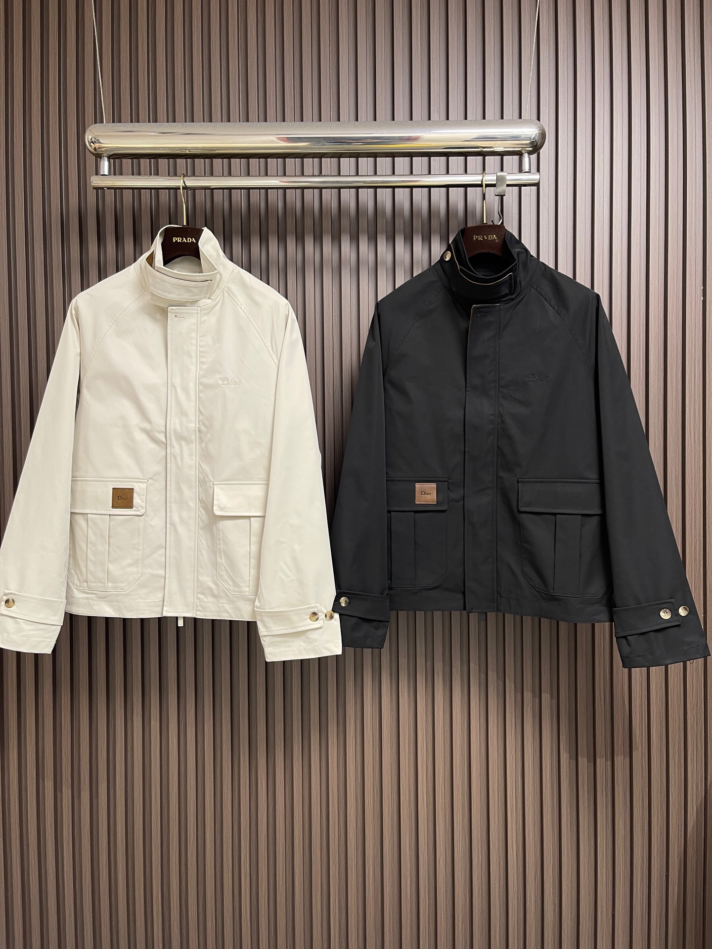 🛒🛒Dior 工装风双向拉链夹克外套,这款拉链工装重塑复古工装美学,甄选混纺面料打造柔和哑光质感,提供米白、纯黑双色选择 🛒🛒Dior 工装风双向拉链夹克外套,这款拉链工装重塑复古工装美学,甄选混纺面料打造柔和哑光质感,提供米白、纯黑双色选择