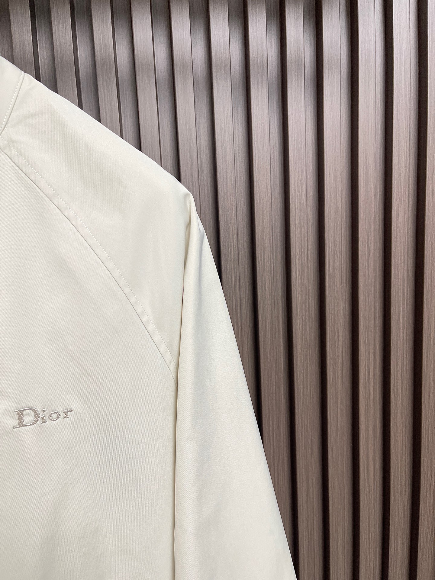 🛒🛒Dior 工装风双向拉链夹克外套,这款拉链工装重塑复古工装美学,甄选混纺面料打造柔和哑光质感,提供米白、纯黑双色选择 🛒🛒Dior 工装风双向拉链夹克外套,这款拉链工装重塑复古工装美学,甄选混纺面料打造柔和哑光质感,提供米白、纯黑双色选择