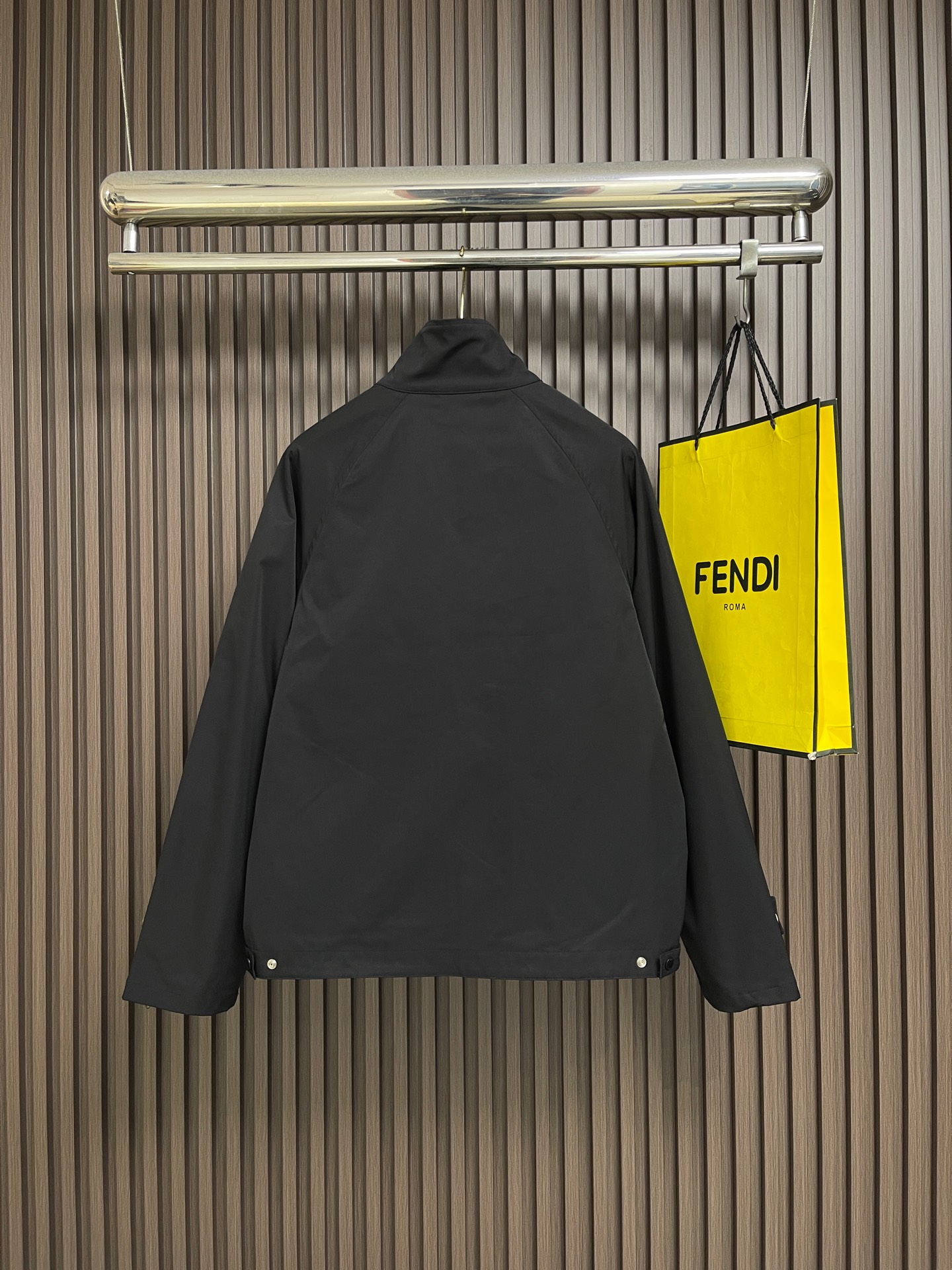 🛒🛒Dior 工装风双向拉链夹克外套，这款拉链工装重塑复古工装美学，甄选混纺面料打造柔和哑光质感，提供米白、纯黑双色选择