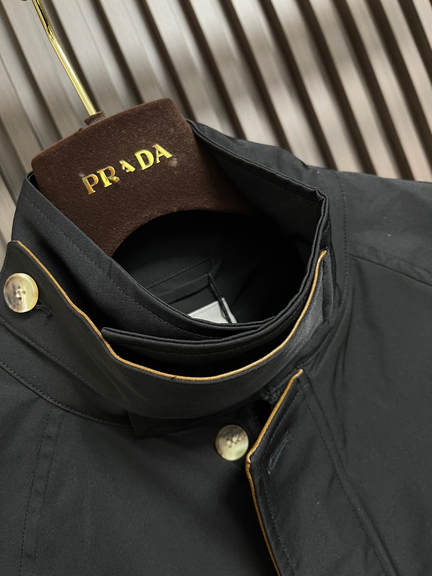 🛒🛒Dior 工装风双向拉链夹克外套，这款拉链工装重塑复古工装美学，甄选混纺面料打造柔和哑光质感，提供米白、纯黑双色选择