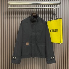 🛒🛒Dior 工装风双向拉链夹克外套,这款拉链工装重塑复古工装美学,甄选混纺面料打造柔和哑光质感,提供米白、纯黑双色选择 🛒🛒Dior 工装风双向拉链夹克外套,这款拉链工装重塑复古工装美学,甄选混纺面料打造柔和哑光质感,提供米白、纯黑双色选择