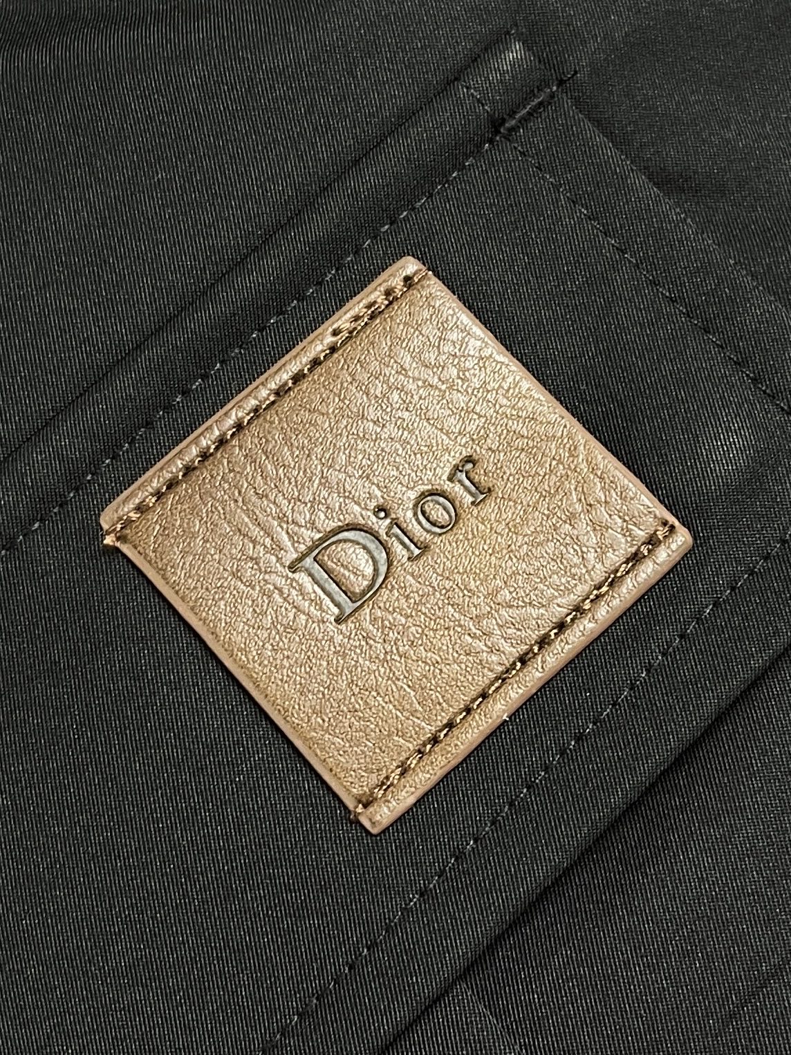 🛒🛒Dior 工装风双向拉链夹克外套，这款拉链工装重塑复古工装美学，甄选混纺面料打造柔和哑光质感，提供米白、纯黑双色选择