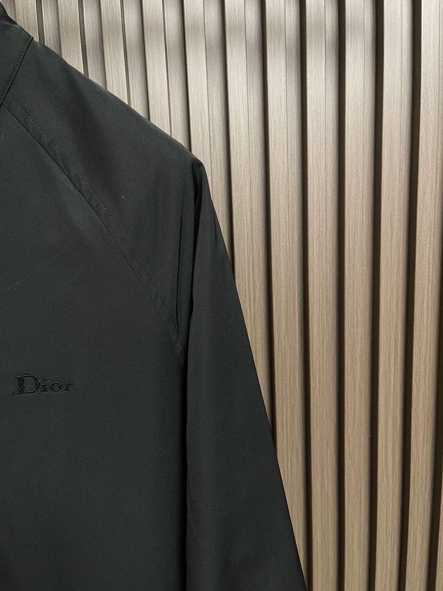 🛒🛒Dior 工装风双向拉链夹克外套，这款拉链工装重塑复古工装美学，甄选混纺面料打造柔和哑光质感，提供米白、纯黑双色选择