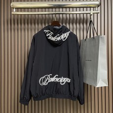 🛒🛒Balenciaga 刺绣抓绒双面夹克外套,面料采用原版一致双面结构,一面为100%锦纶梭织面料,经酵洗与定型工艺处 🛒🛒Balenciaga 刺绣抓绒双面夹克外套,面料采用原版一致双面结构,一面为100%锦纶梭织面料,经酵洗与定型工艺处