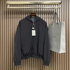 🛒🛒Balenciaga 刺绣抓绒双面夹克外套,面料采用原版一致双面结构,一面为100%锦纶梭织面料,经酵洗与定型工艺处 🛒🛒Balenciaga 刺绣抓绒双面夹克外套,面料采用原版一致双面结构,一面为100%锦纶梭织面料,经酵洗与定型工艺处