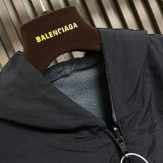🛒🛒Balenciaga 刺绣抓绒双面夹克外套,面料采用原版一致双面结构,一面为100%锦纶梭织面料,经酵洗与定型工艺处 🛒🛒Balenciaga 刺绣抓绒双面夹克外套,面料采用原版一致双面结构,一面为100%锦纶梭织面料,经酵洗与定型工艺处
