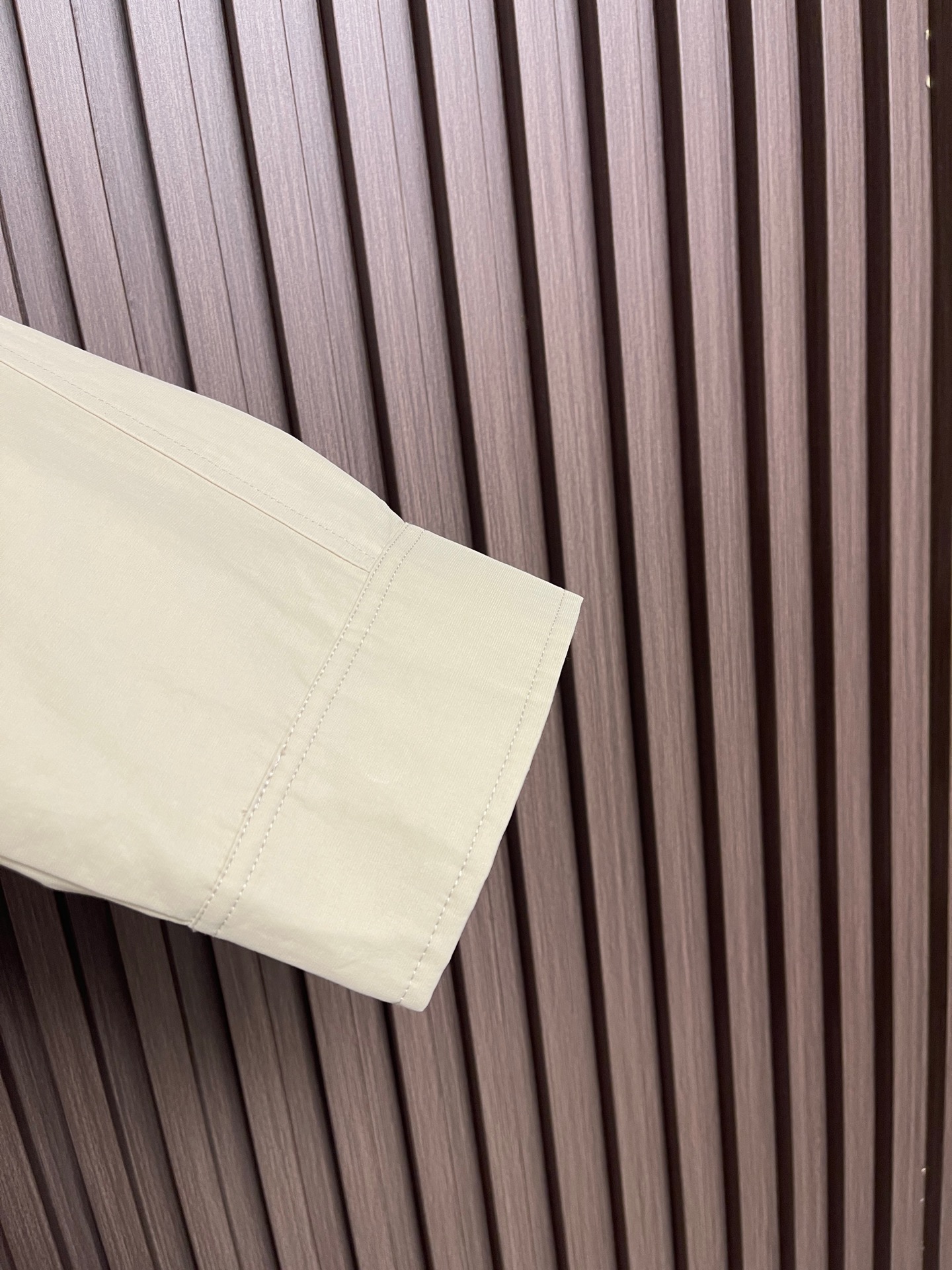 🛒🛒LV 双面穿饰徽标立领夹克外套。外层选用100%棉质面料,布面平整细腻,经过精细后整理处理,触感干爽柔和,具备良好透 🛒🛒LV 双面穿饰徽标立领夹克外套。外层选用100%棉质面料,布面平整细腻,经过精细后整理处理,触感干爽柔和,具备良好透