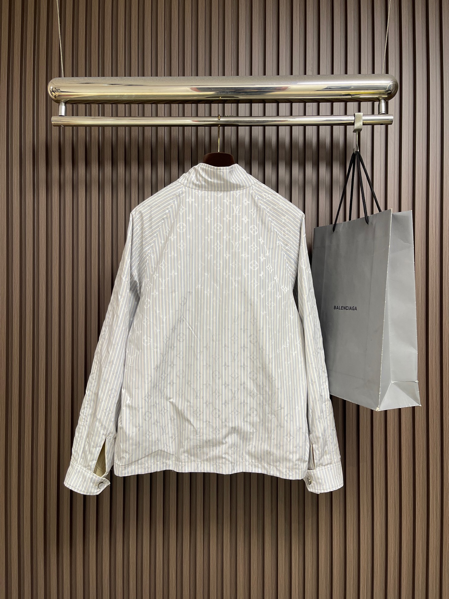 🛒🛒LV 双面穿饰徽标立领夹克外套。外层选用100%棉质面料,布面平整细腻,经过精细后整理处理,触感干爽柔和,具备良好透 🛒🛒LV 双面穿饰徽标立领夹克外套。外层选用100%棉质面料,布面平整细腻,经过精细后整理处理,触感干爽柔和,具备良好透