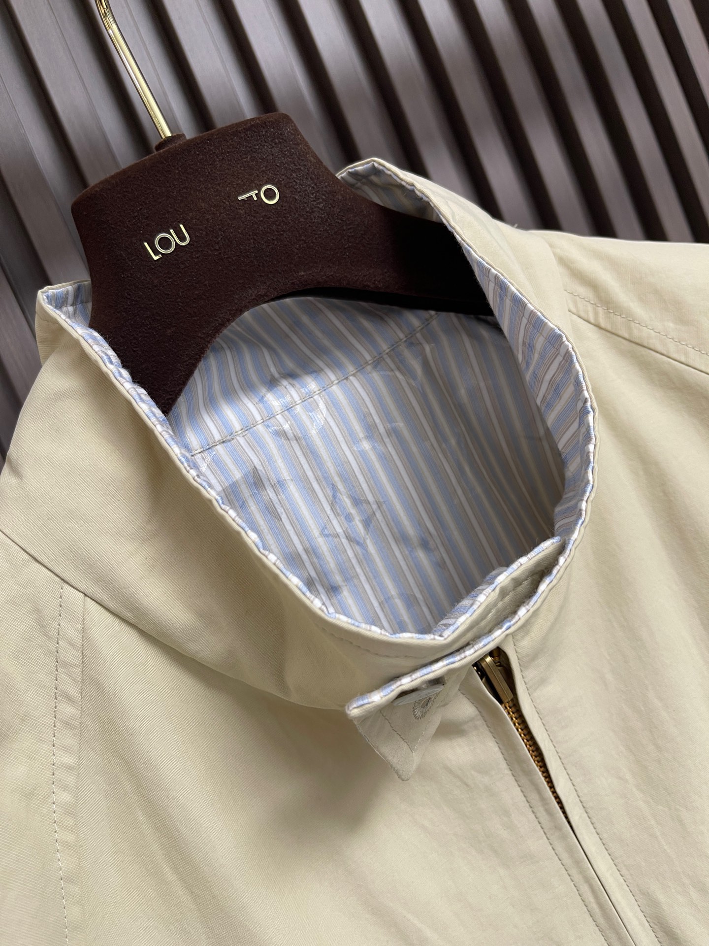 🛒🛒LV 双面穿饰徽标立领夹克外套。外层选用100%棉质面料,布面平整细腻,经过精细后整理处理,触感干爽柔和,具备良好透 🛒🛒LV 双面穿饰徽标立领夹克外套。外层选用100%棉质面料,布面平整细腻,经过精细后整理处理,触感干爽柔和,具备良好透
