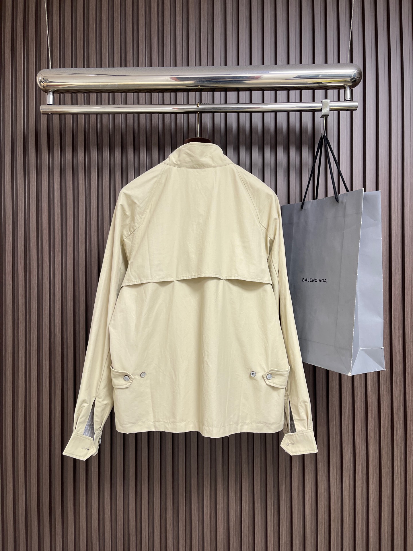 🛒🛒LV 双面穿饰徽标立领夹克外套。外层选用100%棉质面料,布面平整细腻,经过精细后整理处理,触感干爽柔和,具备良好透 🛒🛒LV 双面穿饰徽标立领夹克外套。外层选用100%棉质面料,布面平整细腻,经过精细后整理处理,触感干爽柔和,具备良好透