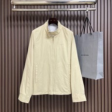 🛒🛒LV 双面穿饰徽标立领夹克外套。外层选用100%棉质面料,布面平整细腻,经过精细后整理处理,触感干爽柔和,具备良好透 🛒🛒LV 双面穿饰徽标立领夹克外套。外层选用100%棉质面料,布面平整细腻,经过精细后整理处理,触感干爽柔和,具备良好透