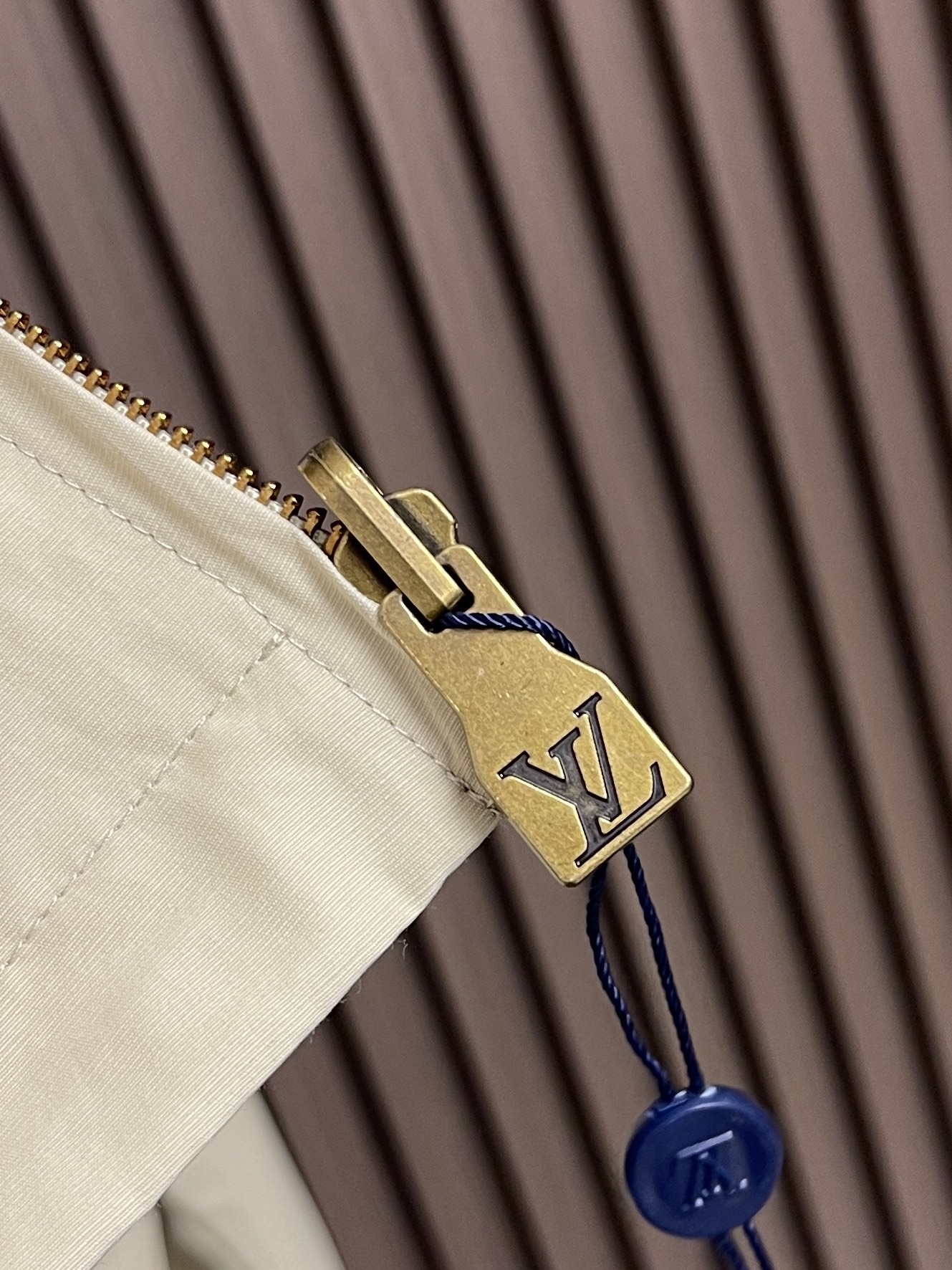 🛒🛒LV 双面穿饰徽标立领夹克外套。外层选用100%棉质面料,布面平整细腻,经过精细后整理处理,触感干爽柔和,具备良好透 🛒🛒LV 双面穿饰徽标立领夹克外套。外层选用100%棉质面料,布面平整细腻,经过精细后整理处理,触感干爽柔和,具备良好透