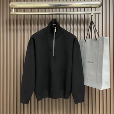 🛒🛒CHANEL 2026ss新款半拉链立领针织衫毛衣,是秋冬衣橱里的“低调奢华天花板” 经典的黑色能轻松拿捏毫不费力的 🛒🛒CHANEL 2026ss新款半拉链立领针织衫毛衣,是秋冬衣橱里的“低调奢华天花板” 经典的黑色能轻松拿捏毫不费力的