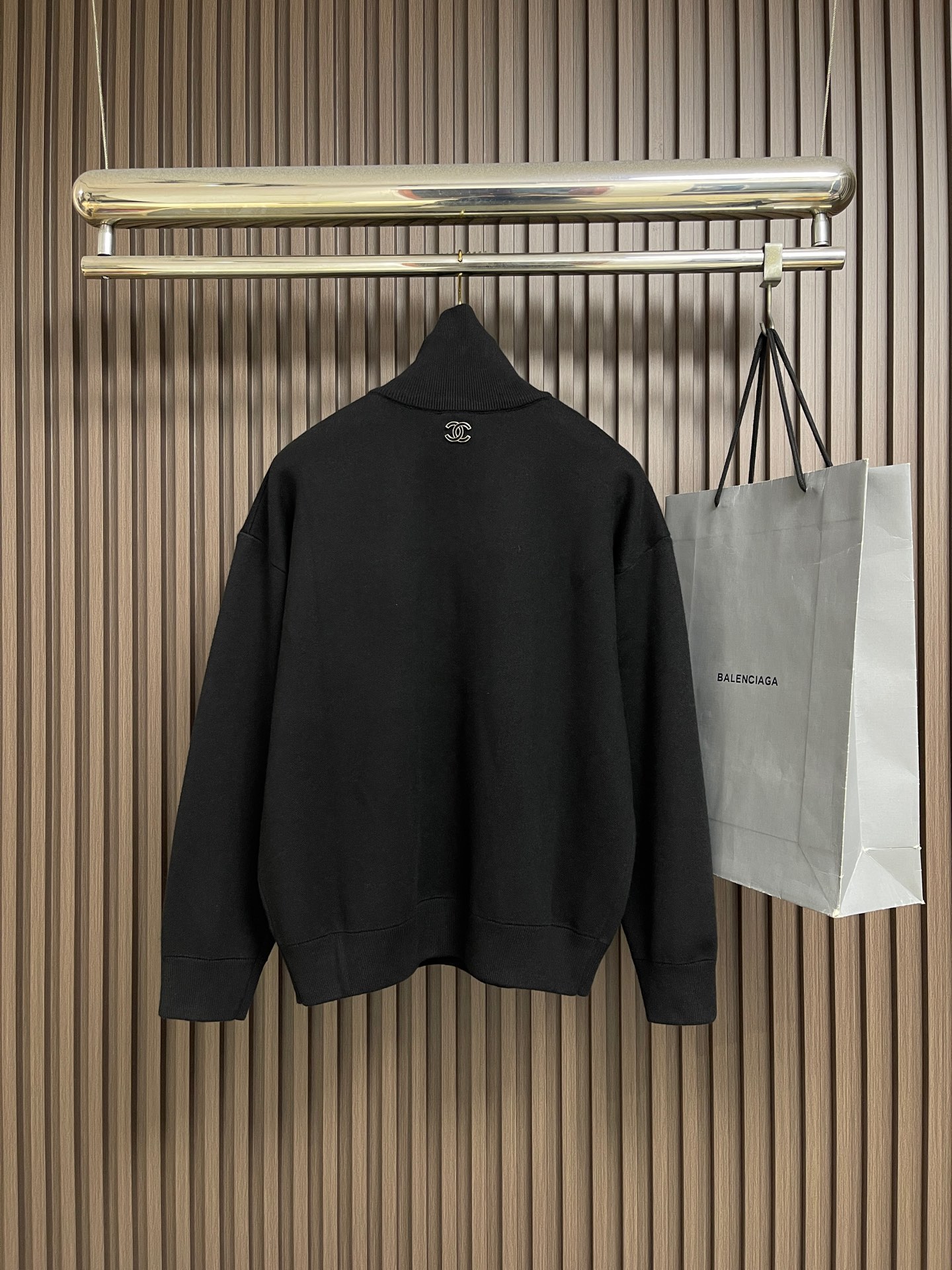 🛒🛒CHANEL 2026ss新款半拉链立领针织衫毛衣，是秋冬衣橱里的“低调奢华天花板” 经典的黑色能轻松拿捏毫不费力的