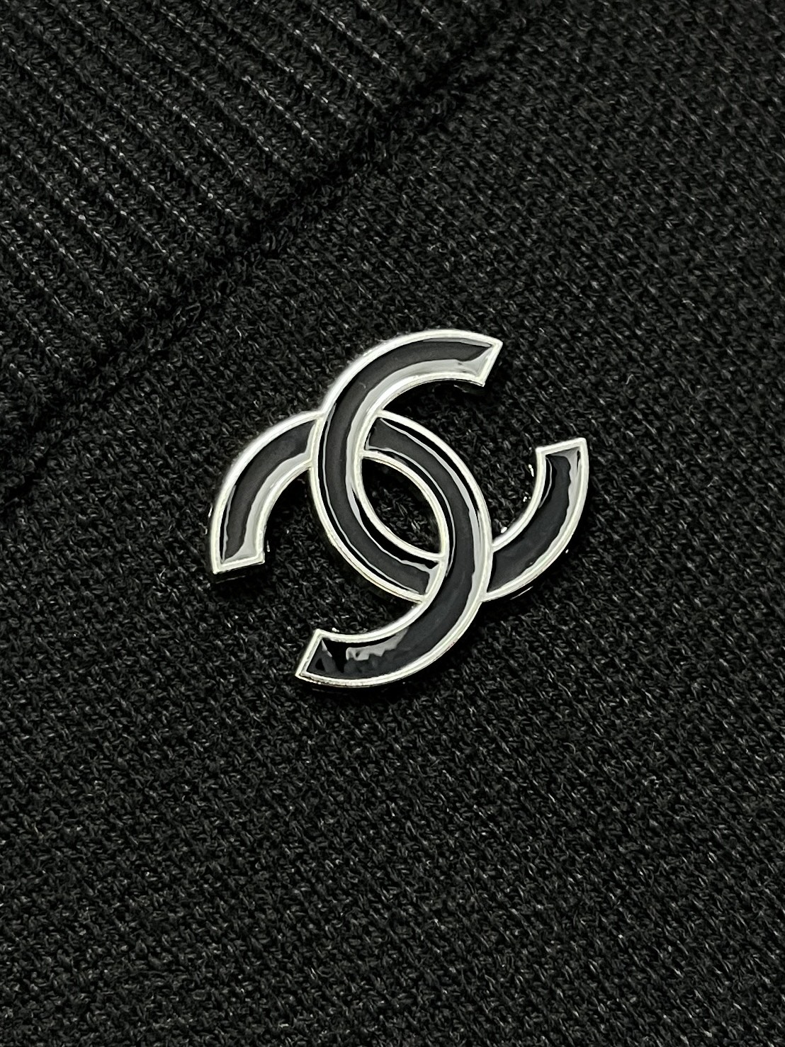 🛒🛒CHANEL 2026ss新款半拉链立领针织衫毛衣，是秋冬衣橱里的“低调奢华天花板” 经典的黑色能轻松拿捏毫不费力的
