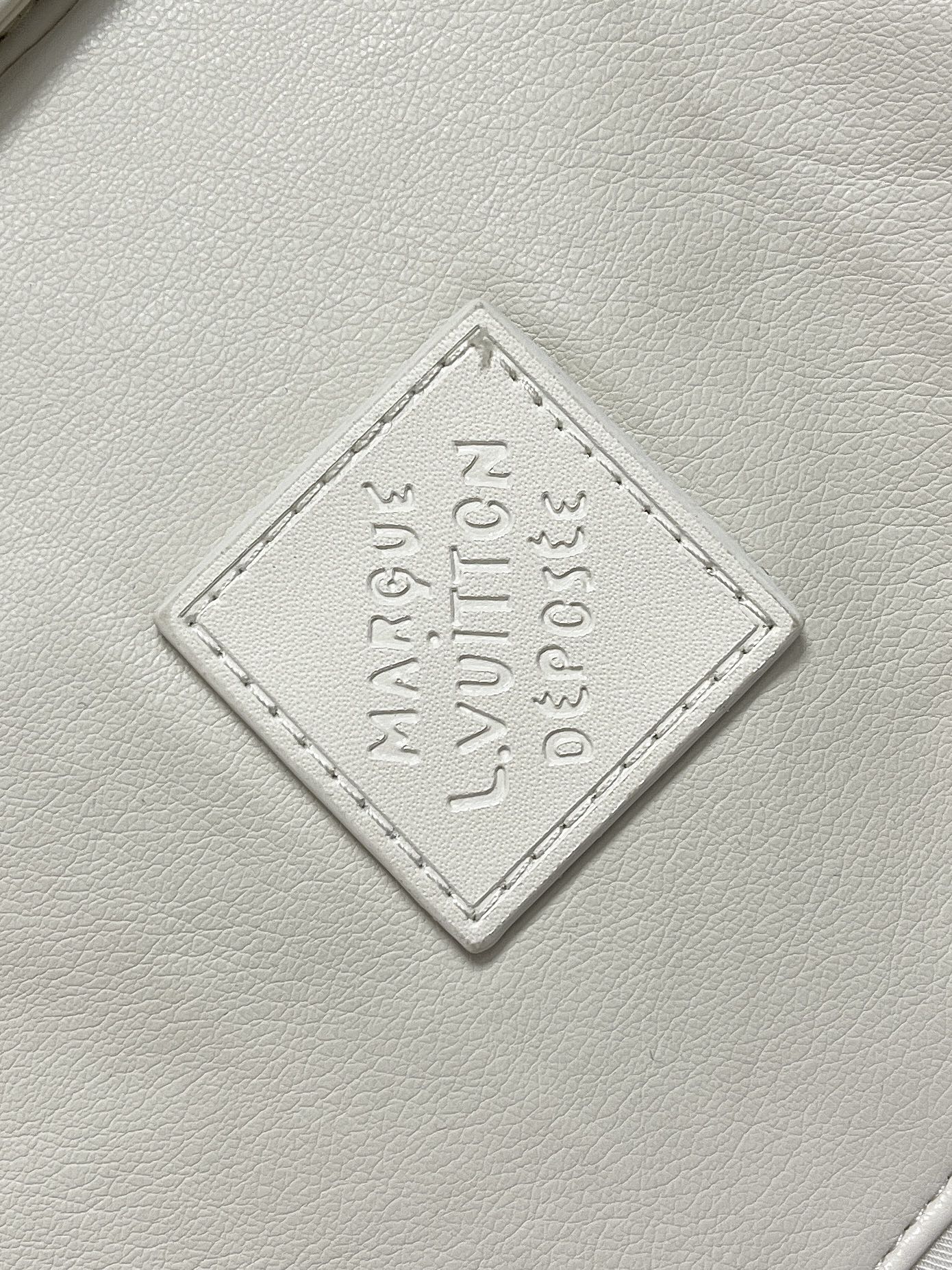🛒🛒LV 标识刺绣单排扣皮衣长袖衬衫，定制月光柔化混合革 挺括垂坠 舒适亲肤 米白凝萃素缎柔光 自成一派矜贵底色 胸前贴