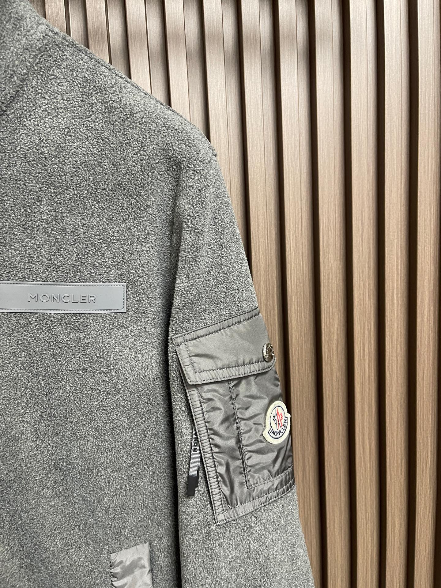 🛒🛒Moncler 2026SS 口袋标识摇粒绒拉链外套,选用100%聚酯纤维通过高科技加工编制成的羊妃绒面料,表面有一 🛒🛒Moncler 2026SS 口袋标识摇粒绒拉链外套,选用100%聚酯纤维通过高科技加工编制成的羊妃绒面料,表面有一