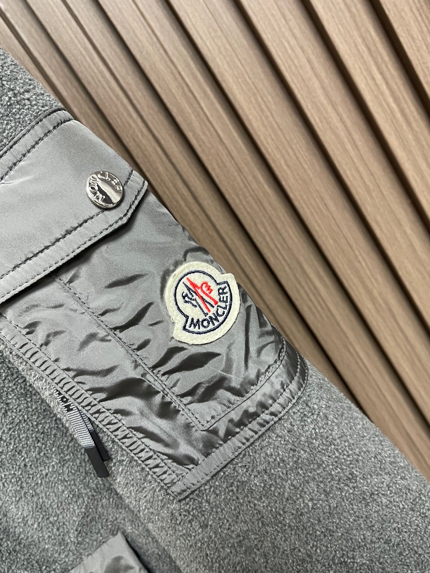 🛒🛒Moncler 2026SS 口袋标识摇粒绒拉链外套,选用100%聚酯纤维通过高科技加工编制成的羊妃绒面料,表面有一 🛒🛒Moncler 2026SS 口袋标识摇粒绒拉链外套,选用100%聚酯纤维通过高科技加工编制成的羊妃绒面料,表面有一