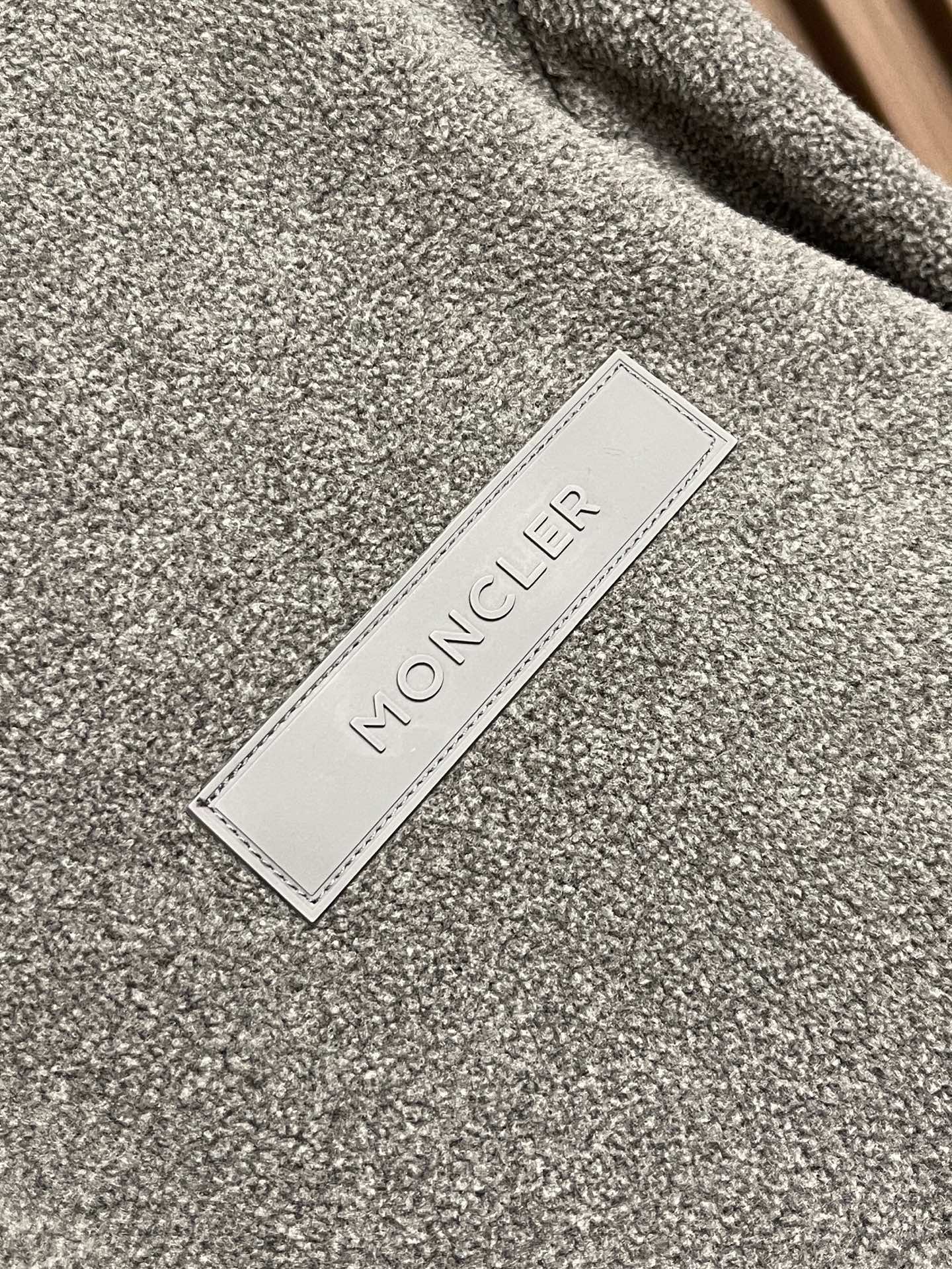 🛒🛒Moncler 2026SS 口袋标识摇粒绒拉链外套,选用100%聚酯纤维通过高科技加工编制成的羊妃绒面料,表面有一 🛒🛒Moncler 2026SS 口袋标识摇粒绒拉链外套,选用100%聚酯纤维通过高科技加工编制成的羊妃绒面料,表面有一