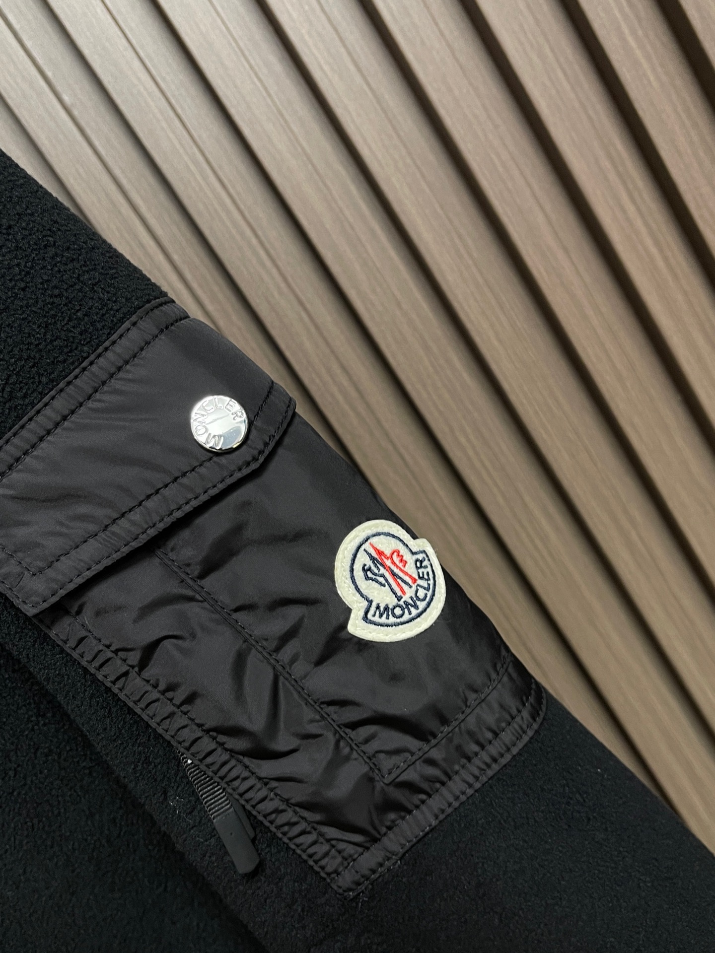 🛒🛒Moncler 2026SS 口袋标识摇粒绒拉链外套,选用100%聚酯纤维通过高科技加工编制成的羊妃绒面料,表面有一 🛒🛒Moncler 2026SS 口袋标识摇粒绒拉链外套,选用100%聚酯纤维通过高科技加工编制成的羊妃绒面料,表面有一