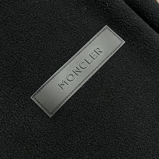 🛒🛒Moncler 2026SS 口袋标识摇粒绒拉链外套,选用100%聚酯纤维通过高科技加工编制成的羊妃绒面料,表面有一 🛒🛒Moncler 2026SS 口袋标识摇粒绒拉链外套,选用100%聚酯纤维通过高科技加工编制成的羊妃绒面料,表面有一